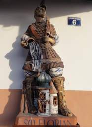 Ceramiczna Figura Świętego Floriana w Nowym Wiśniczu- przed budynkiem remizy.