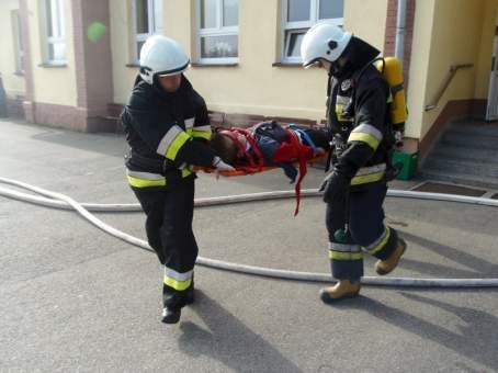 Strażackie ćwiczenia w szkole - Drwinia - 12.10.2012 r.