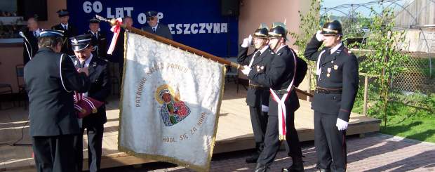 Wiesław Woda i Józef Nowak podczas dekoracji sztandaru OSP w Leszczynie.
