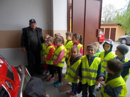 Przedszkolaki z Połomia Dużego z wizytą w remizie OSP.