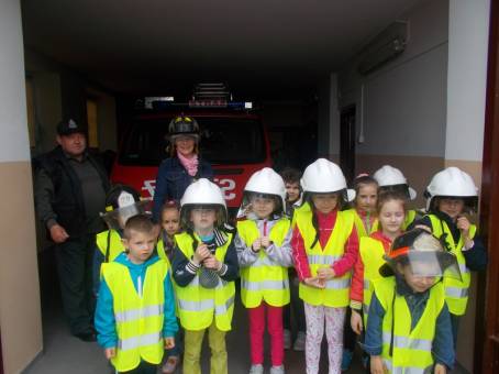 Przedszkolaki z Połomia Dużego z wizytą w remizie OSP.