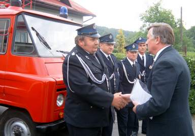 Wójt Jerzy Błoniarz przekazał samochód Naczelnikowi OSP w Bytomsku Zenonowi Gąsiorkowi.