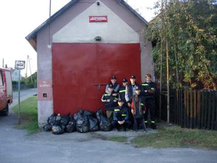 Październik 2011 - zbieranie śmieci.