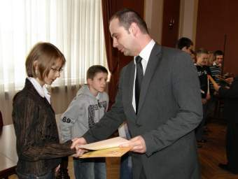 Starosta Bocheski Jacek Pajk podczas wrczania dyplomu Joannie Sadulskiej.