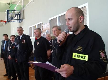 Naczelnik Damian Słonina objaśnia regulamin zawodów.