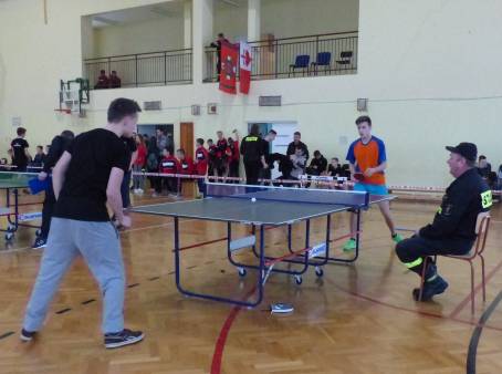 Turniej drużynowego tenisa stołowego chłopców.