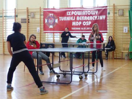 Turniej drużynowego tenisa stołowego dziewcząt.