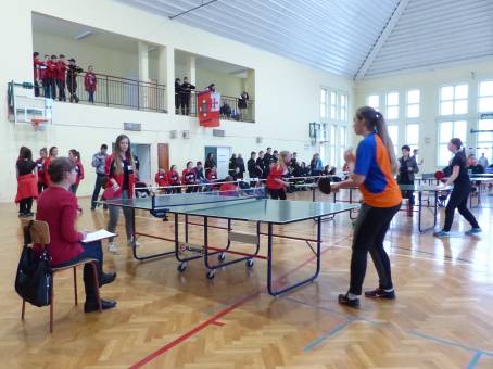 Turniej drużynowego tenisa stołowego dziewcząt.