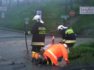 Strażacy OSP w Trzcianie podczas udrażniania studzienek.