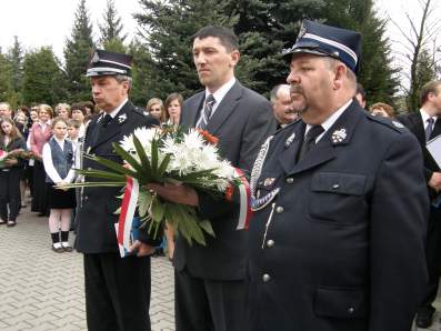Delegacja ZOP przy pomniku katyskim w apanowie.