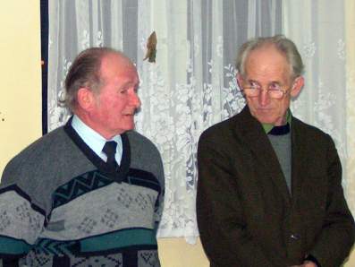 Bronisław Sroka (z lewej) na zebraniu OSP Trzciana 2005.